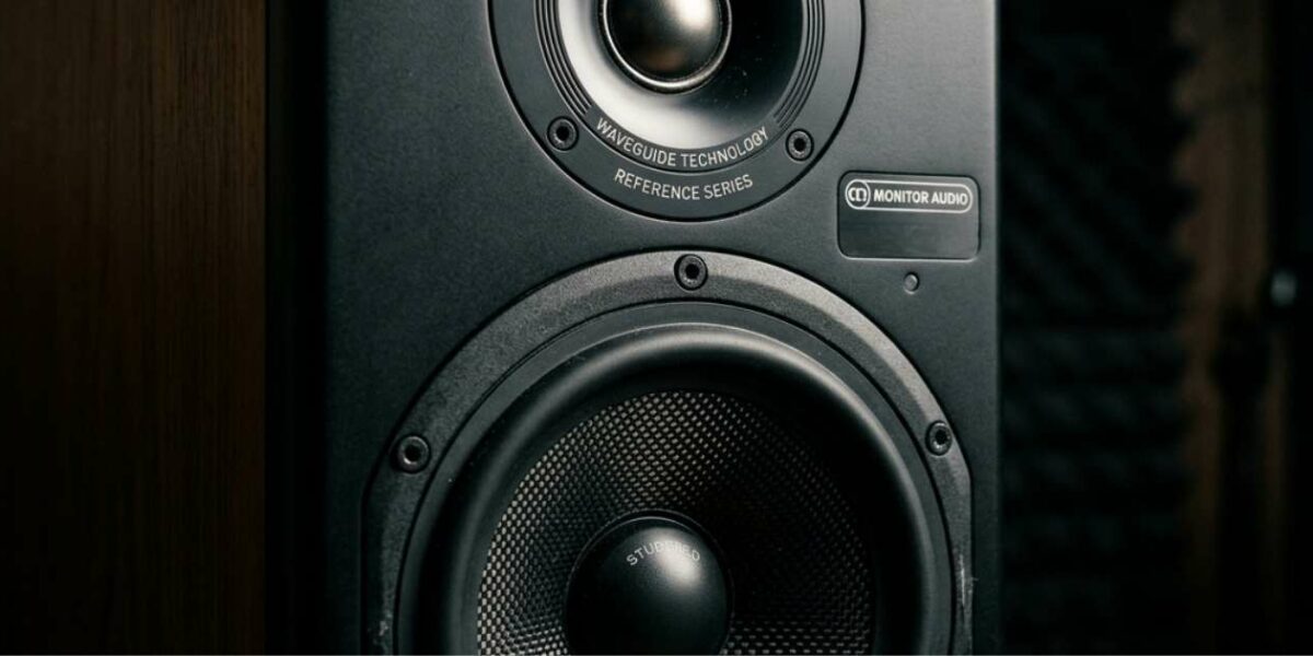 Enceinte de monitoring : qu&rsquo;est-ce que c&rsquo;est et comment bien choisir en 2026 ?
